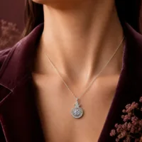گردنبند-نقره-زنانه-طرح-انار-با-نگین-گرد-متحرک